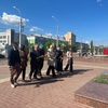 Возложение цветов у Вечного огня как дань памяти и уважения погибшим защитникам Родины