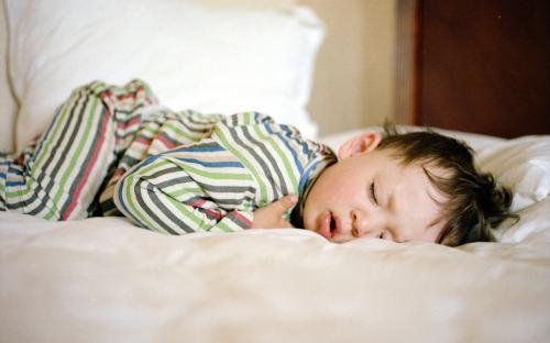 Самую вредную для сна позу определили ученые